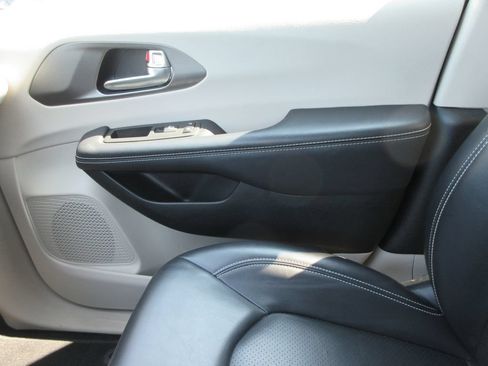 Used 2023 Chrysler Pacifica Touring-L FWD image 31