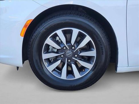 Used 2024 Chrysler Pacifica Limited FWD image 23