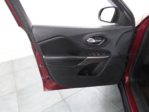 Used 2019 Jeep Cherokee Latitude Plus w/ Cold Weather Group image 8