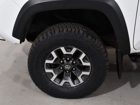 Used 2017 Toyota Tacoma TRD Off-Road w/ Tow Package (A/T) AWD/4WD image 22