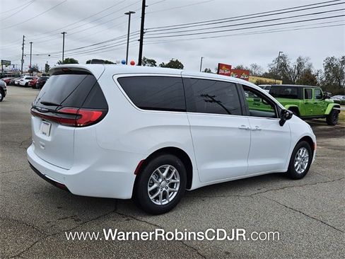 New 2026 Chrysler Pacifica Select image 15