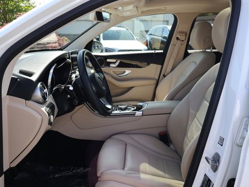 Used 2019 Mercedes-Benz GLC 300 4MATIC image 9
