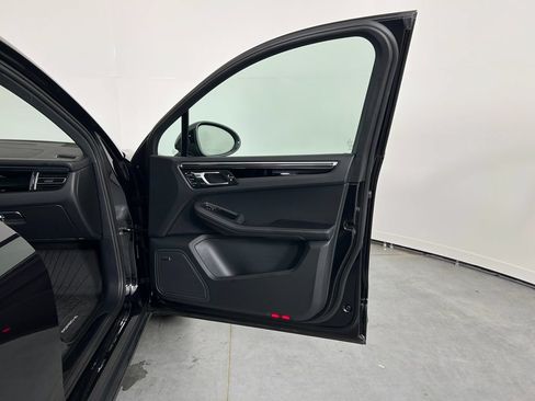 Certified 2025 Porsche Macan AWD/4WD image 23