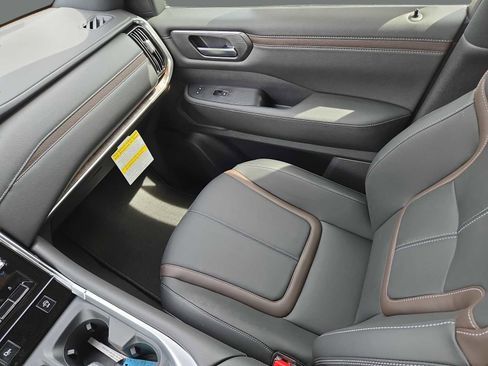 Used 2025 Nissan Armada SL w/ Captain's Chari Seat Package image 16