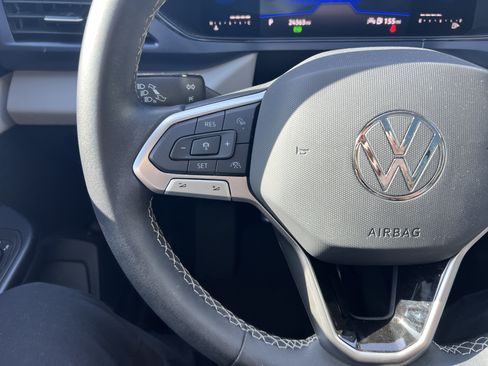 Used 2023 Volkswagen Taos SE w/ Panoramic Sunroof Package FWD image 16