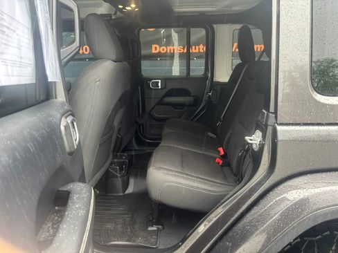 Used 2019 Jeep Wrangler Unlimited Sahara AWD/4WD image 15