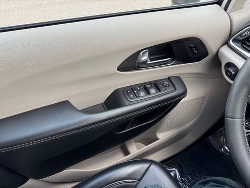 Used 2023 Chrysler Pacifica Touring-L FWD image 28