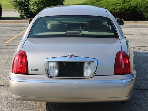 Used 2002 Lincoln Town Car Executive RWD image 6