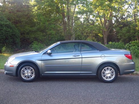 Used 2008 Chrysler Sebring Touring FWD image 2