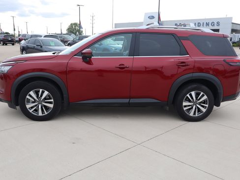 Used 2023 Nissan Pathfinder SL AWD/4WD image 8