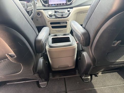 Used 2023 Chrysler Pacifica Touring-L FWD image 19