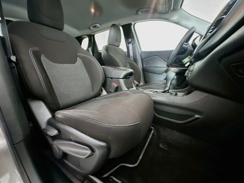 Used 2019 Jeep Cherokee Latitude w/ Popular Appearance Group FWD image 28