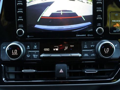 Used 2020 Toyota Highlander XLE FWD image 23