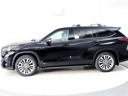 New 2026 Toyota Highlander Platinum image 3