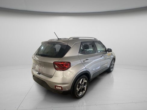 Used 2023 Hyundai Venue SEL image 5