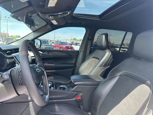 Used 2025 Jeep Grand Cherokee Altitude image 35