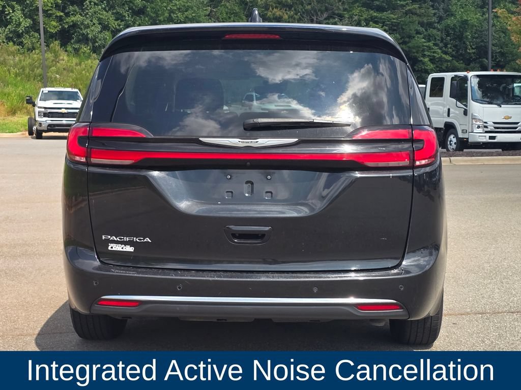 Used 2023 Chrysler Pacifica Touring-L FWD image 3
