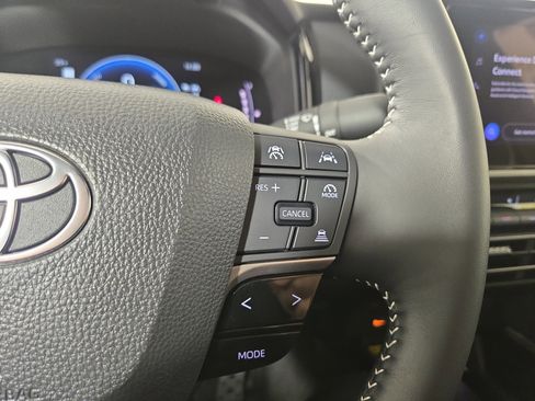 Used 2025 Toyota Camry SE image 17