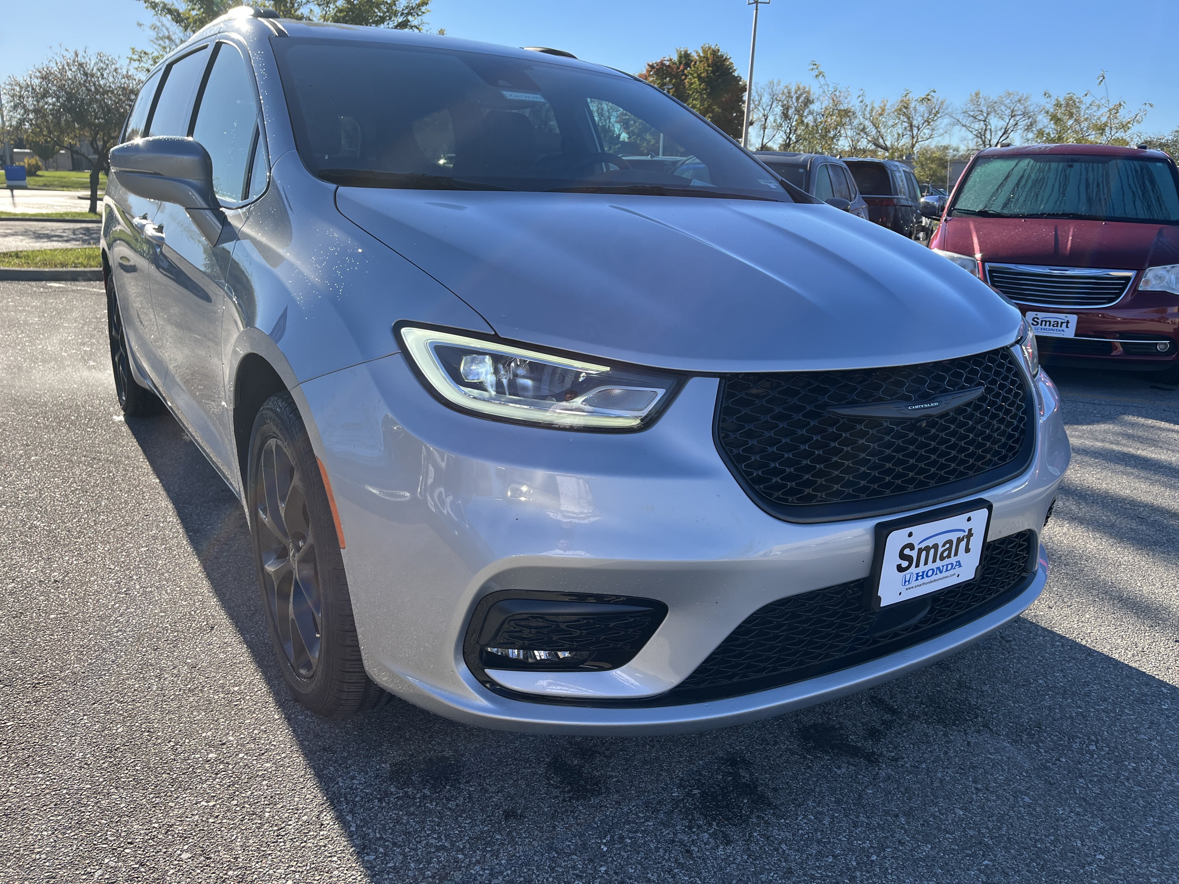 Used 2022 Chrysler Pacifica Touring-L w/ S Appearance Package AWD/4WD image 3