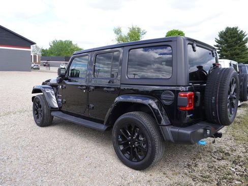 Used 2022 Jeep Wrangler Unlimited Sahara w/ Cold Weather Group AWD/4WD image 5