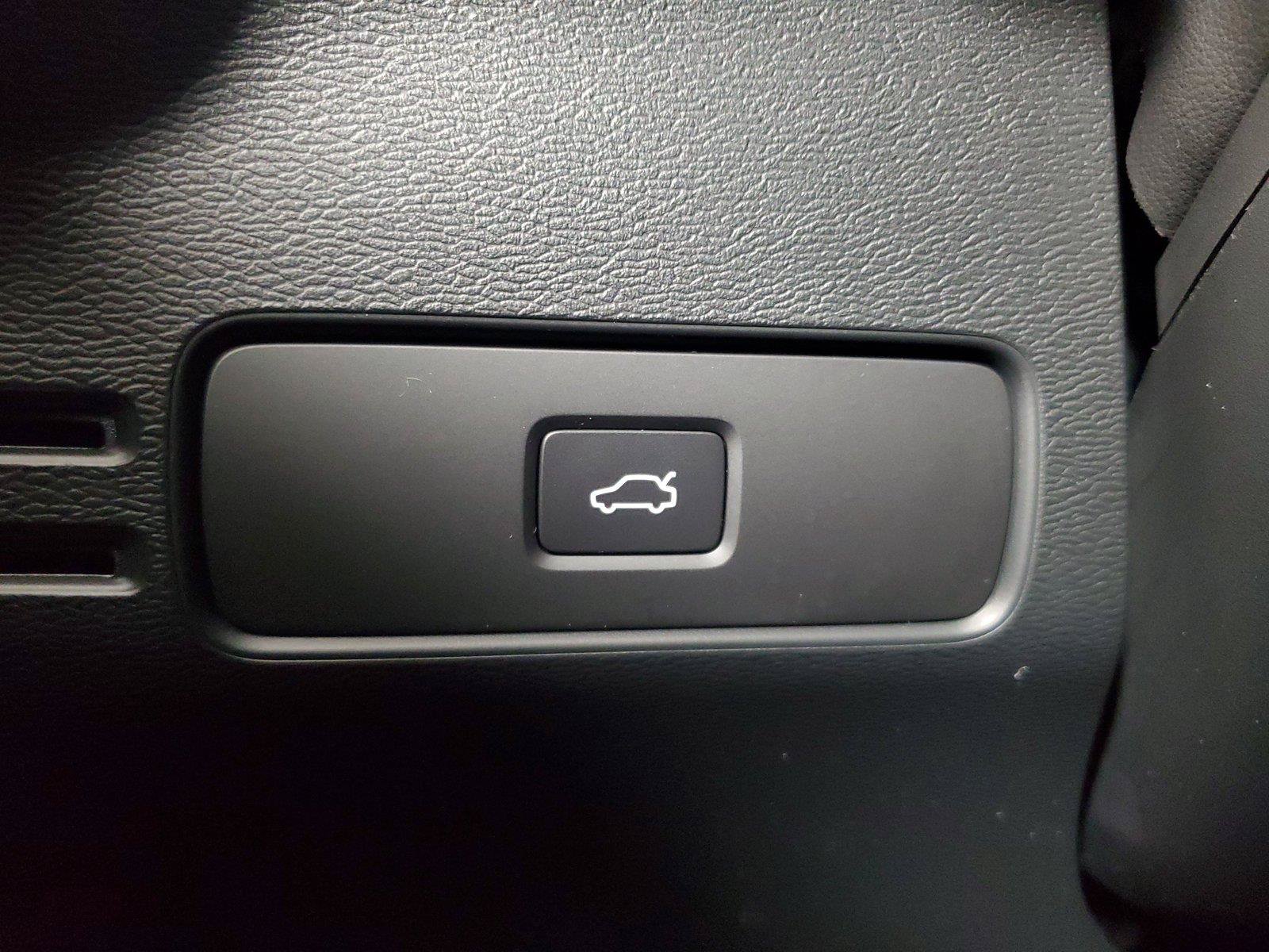 Certified 2026 Volvo XC40 B5 Plus AWD/4WD image 35