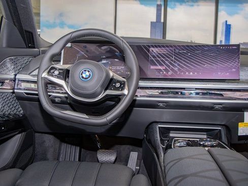 Used 2025 BMW i7 xDrive60 w/ Premium Package image 17