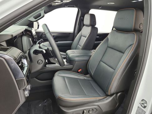 Used 2025 GMC Yukon XL AT4 image 13