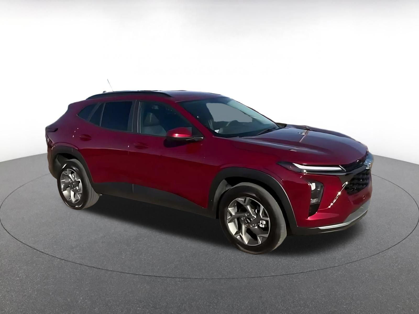 Used 2025 Chevrolet Trax LT FWD image 2