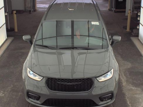 Used 2023 Chrysler Pacifica Touring-L w/ S Appearance Package image 3