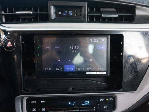 Used 2017 Toyota Corolla LE image 31