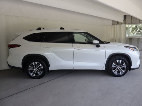 Used 2021 Toyota Highlander XLE AWD/4WD image 6