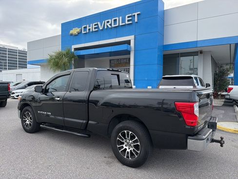 Used 2019 Nissan Titan SV image 11