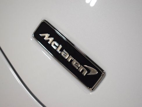 Used 2023 McLaren Artura image 3