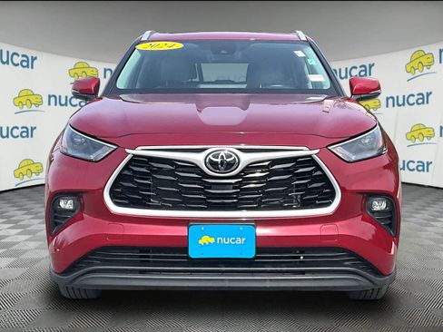Used 2024 Toyota Highlander XLE image 2