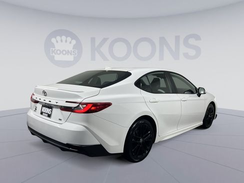 Used 2025 Toyota Camry SE image 7