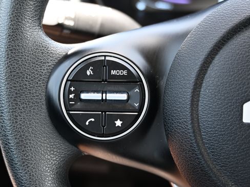 Used 2025 Kia Soul LX w/ LX Technology Package FWD image 27