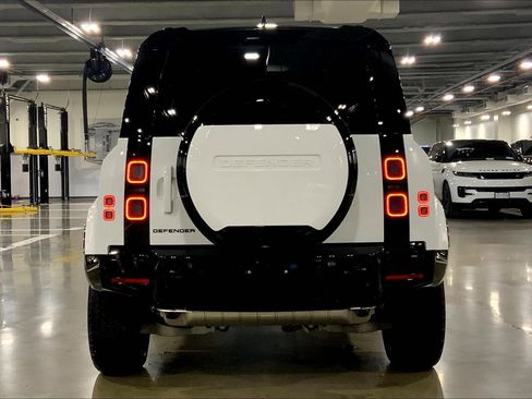 New 2026 Land Rover Defender 110 X-Dynamic SE image 4