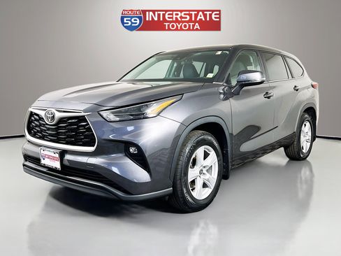 Used 2023 Toyota Highlander LE image 3