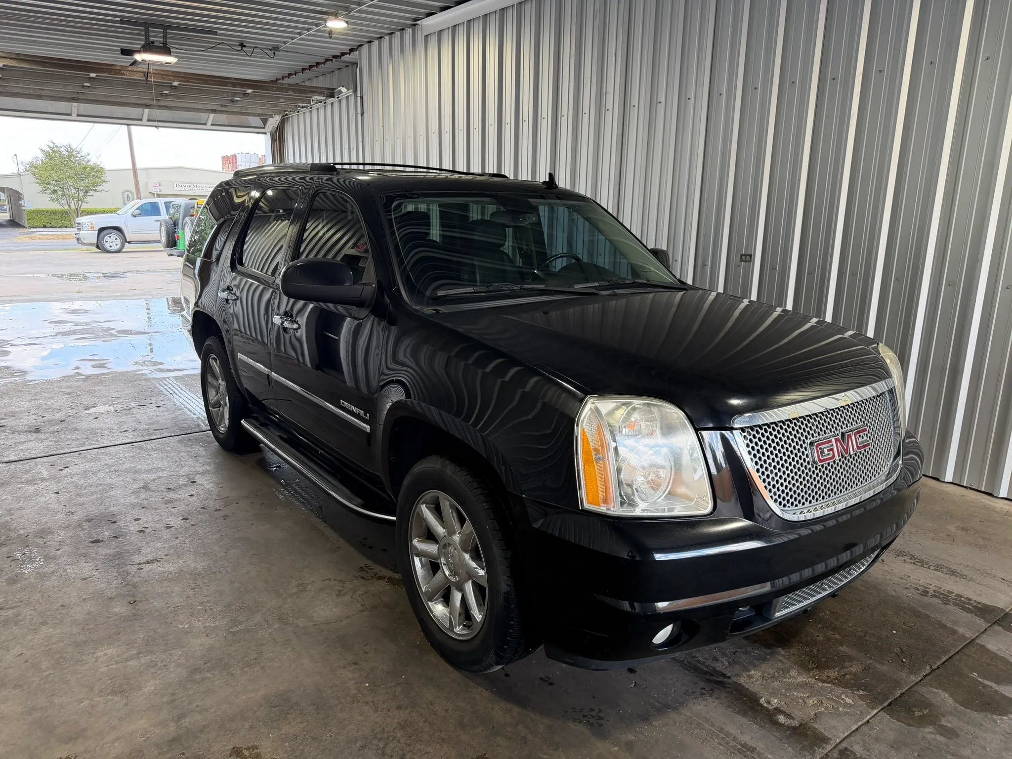 Used 2011 GMC Yukon Denali RWD image 4
