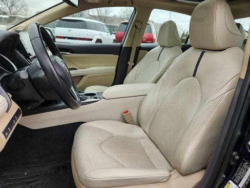 Used 2021 Toyota Camry XLE w/ Navigation Package image 11