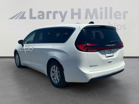 Used 2023 Chrysler Pacifica Touring-L FWD image 3