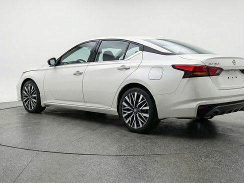 Used 2025 Nissan Altima 2.5 SV FWD image 6