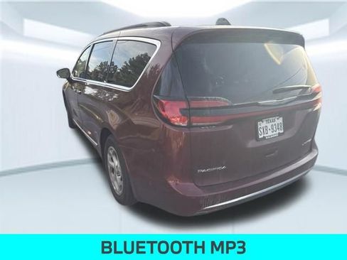 Used 2023 Chrysler Pacifica Limited w/ Uconnect Theater Family Group FWD image 2