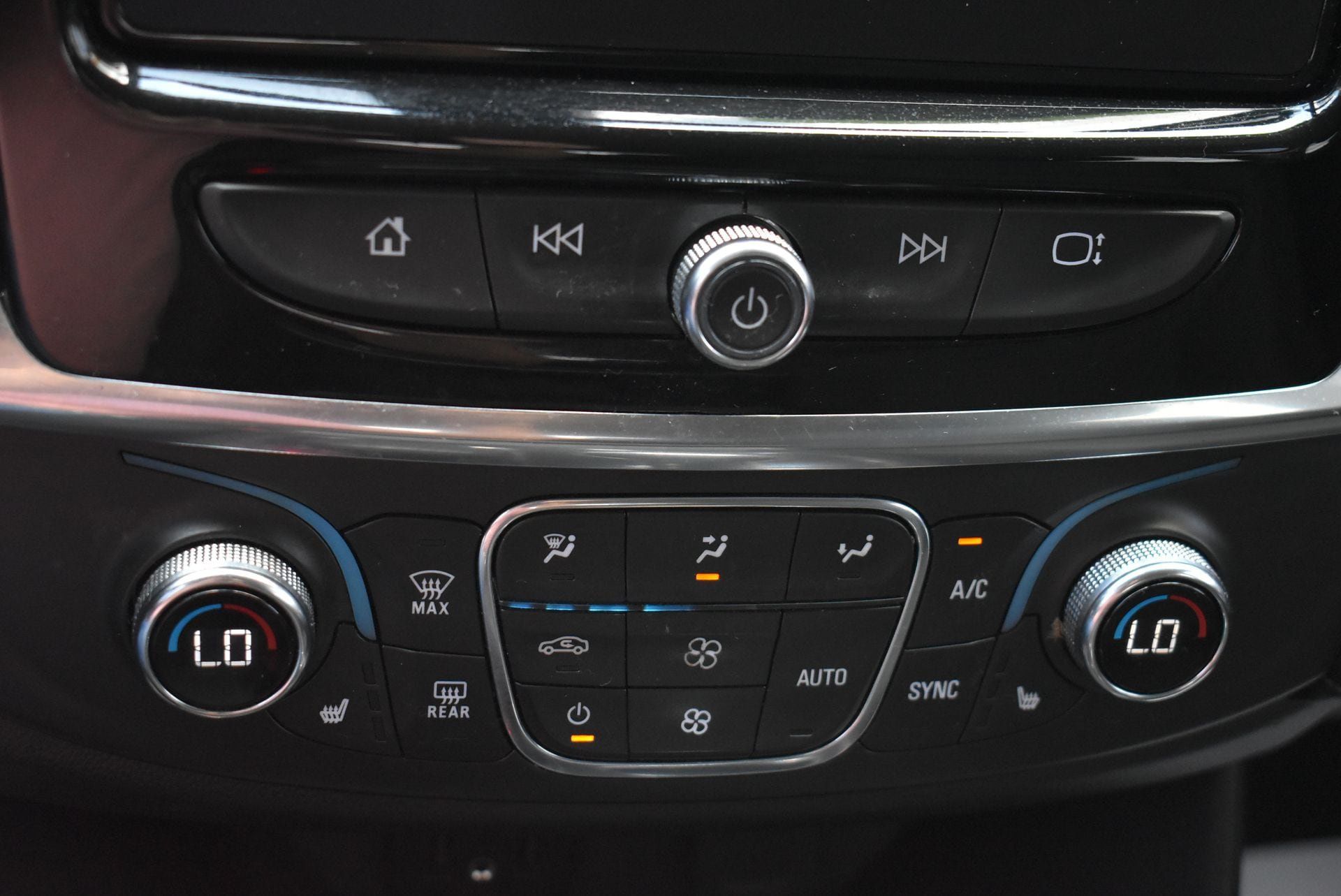 Used 2021 Chevrolet Traverse LT FWD image 30