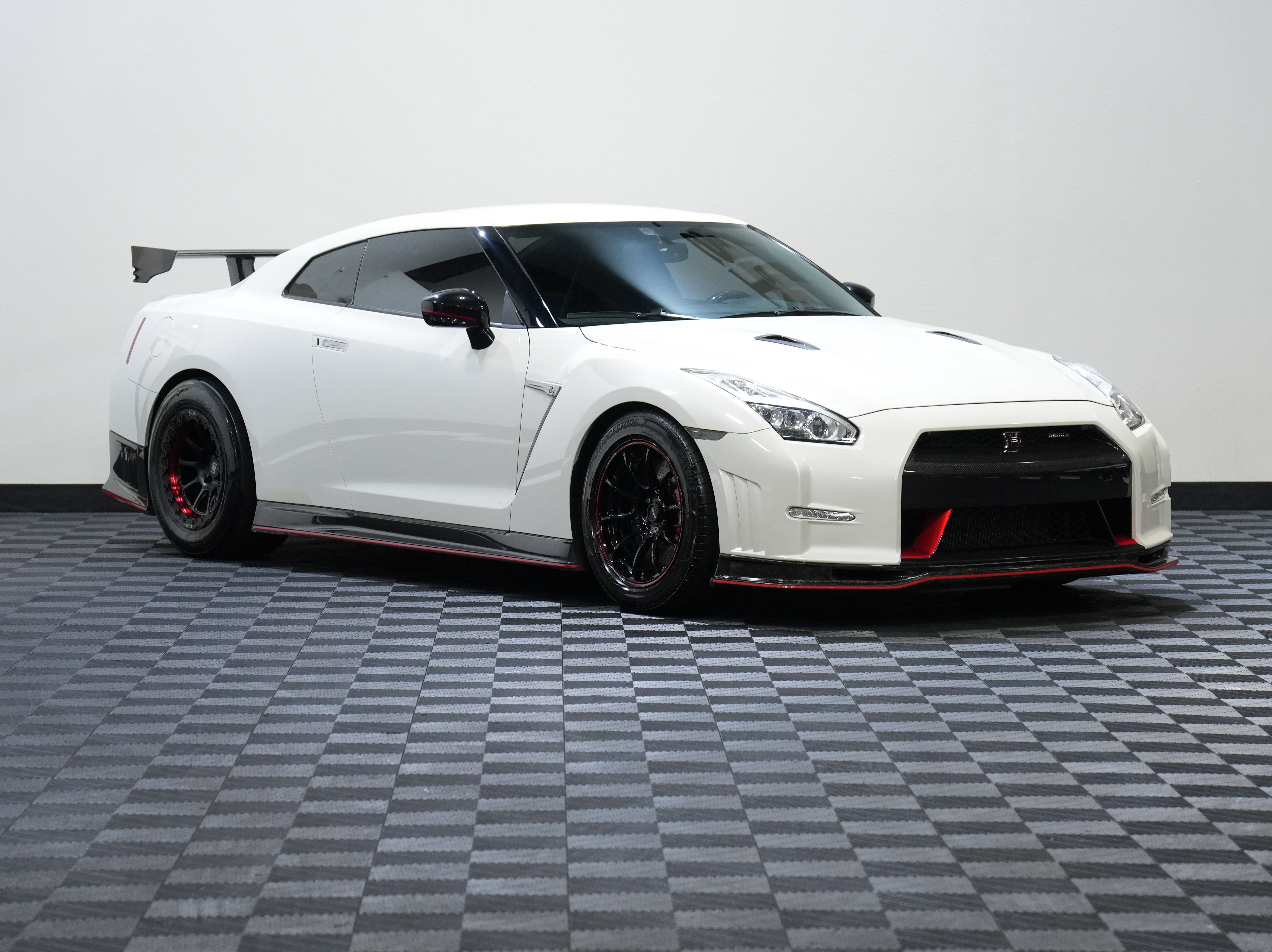 Used 2016 Nissan GT-R NISMO AWD/4WD image 5
