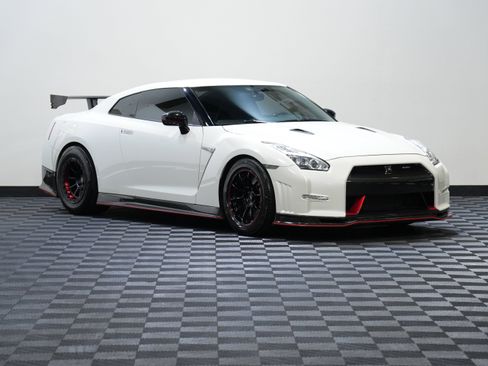 Used 2016 Nissan GT-R NISMO AWD/4WD image 5