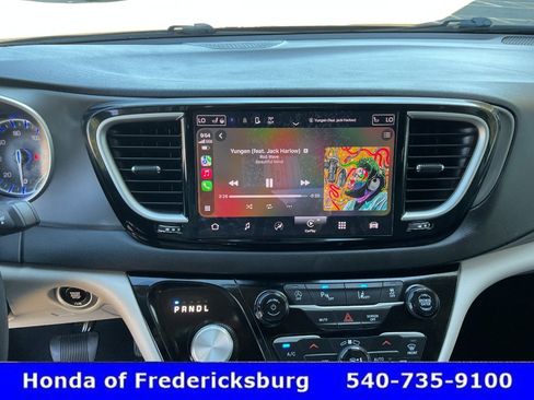 Used 2024 Chrysler Pacifica Touring-L FWD image 38