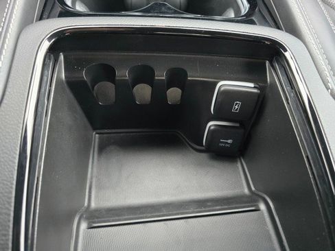 Used 2024 Chrysler Pacifica Premium image 34