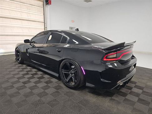 Used 2018 Dodge Charger R/T w/ Plus Group RWD image 3