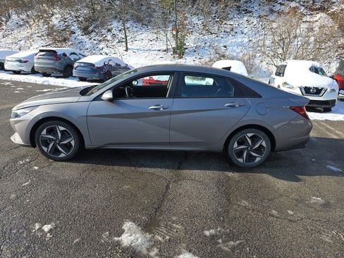 Used 2023 Hyundai Elantra SEL w/ Convenience Package image 2